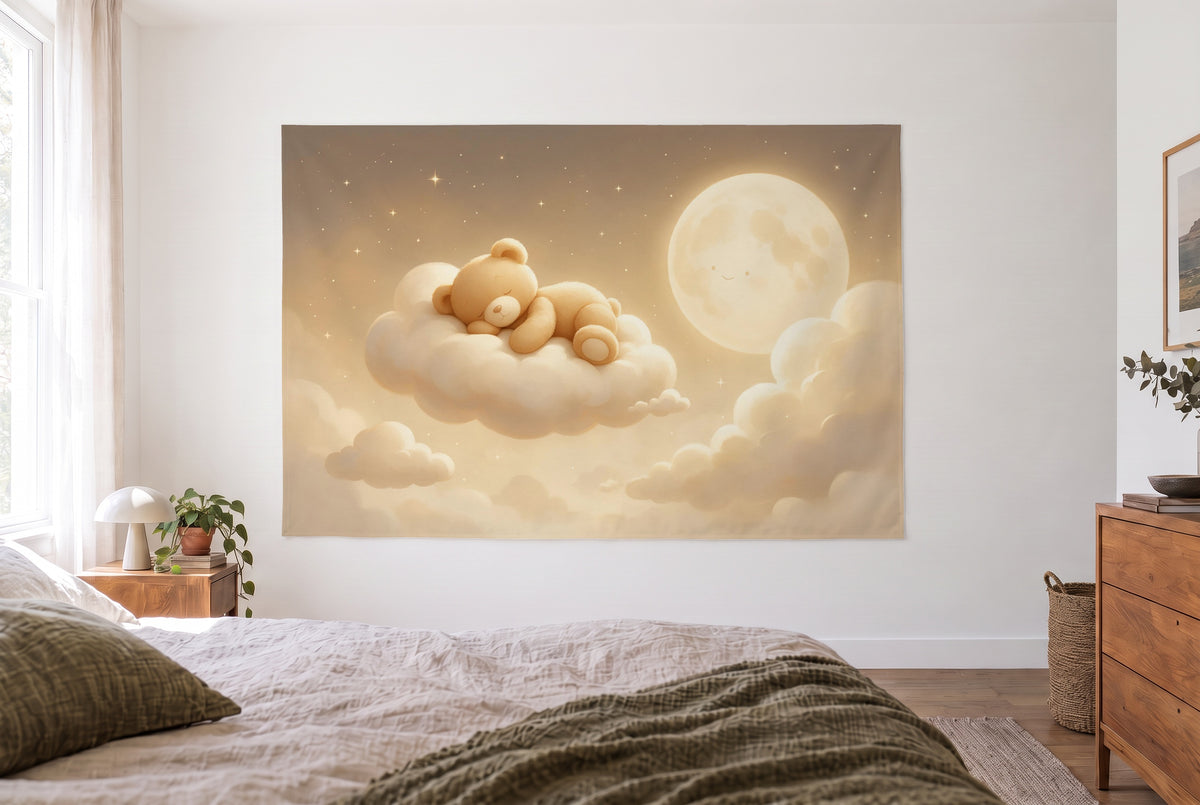 Tenture ourson endormi sur un nuage, chambre claire face au lit, commode en bois à droite – or