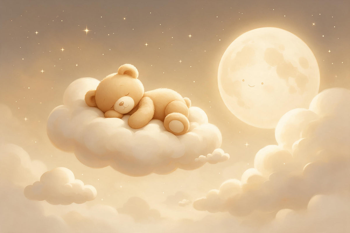 Ourson endormi sur un nuage moelleux sous les étoiles et une lune souriante, tenture murale imprimée sur tissu – crème et or