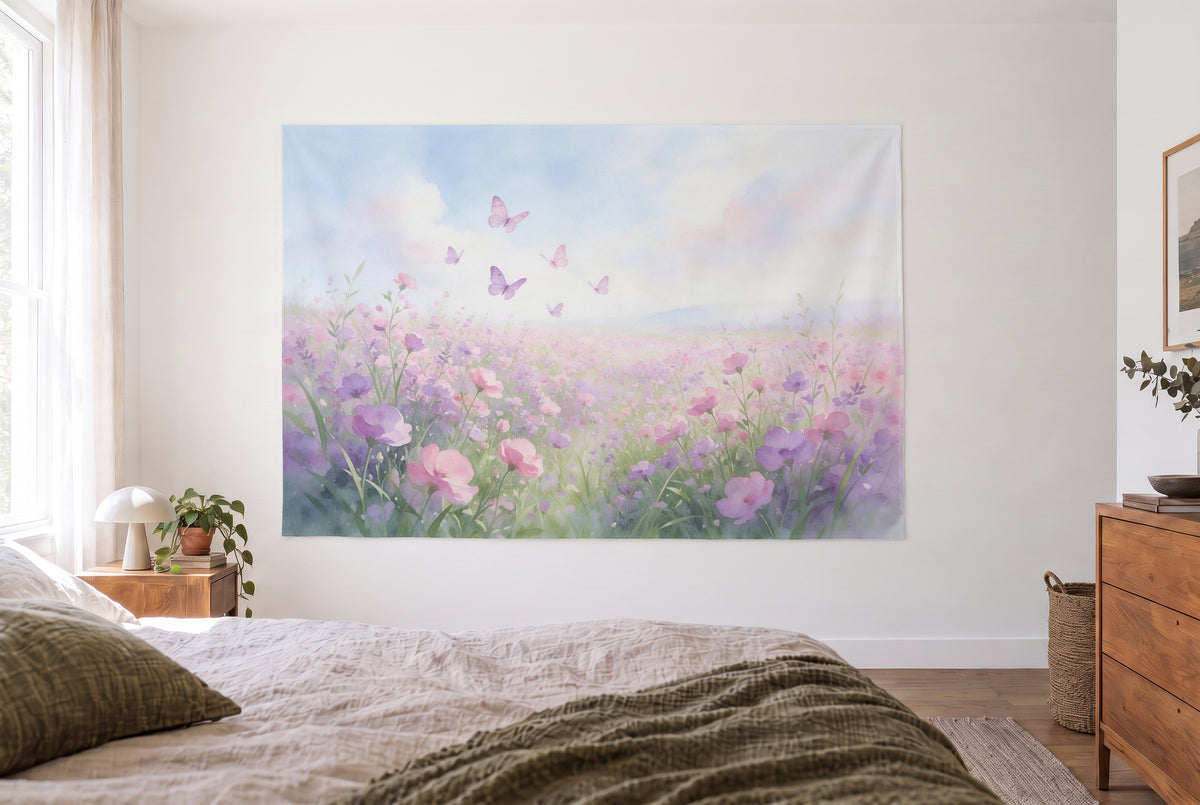 Tapiz mariposas sobre prado de flores en el dormitorio claro frente a la cama, cómoda de madera a la derecha – rosa y violeta