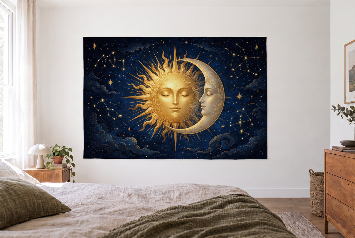 Wandtuch Sonne und Mond in Gold im hellen Schlafzimmer gegenüber dem Bett, rechts eine Holzkommode – Gold und Nachtblau