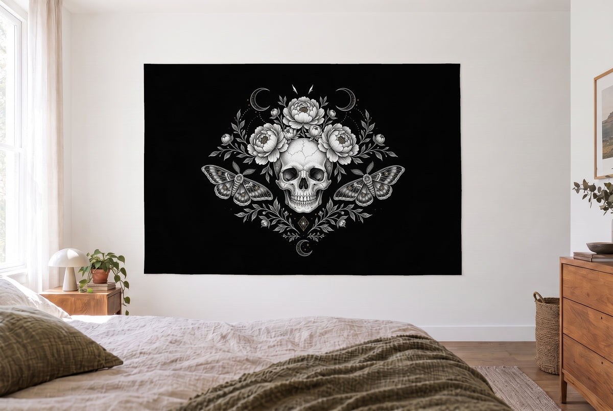Wandtuch Totenkopf mit Blumen im hellen Schlafzimmer gegenüber dem Bett, rechts eine Holzkommode – Schwarz, Weiss und Gold