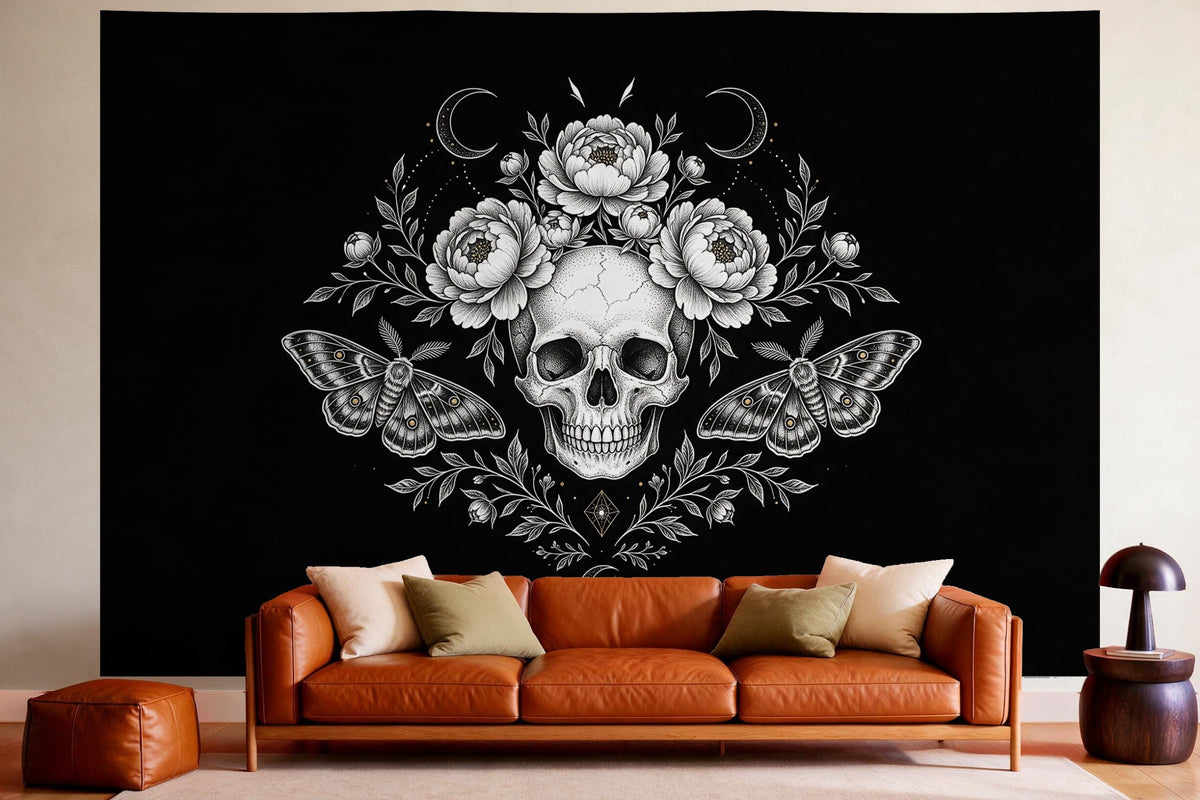 Tapiz de pared XXL Calavera con flores en line art como decoración en un salón acogedor sobre el sofá de cuero