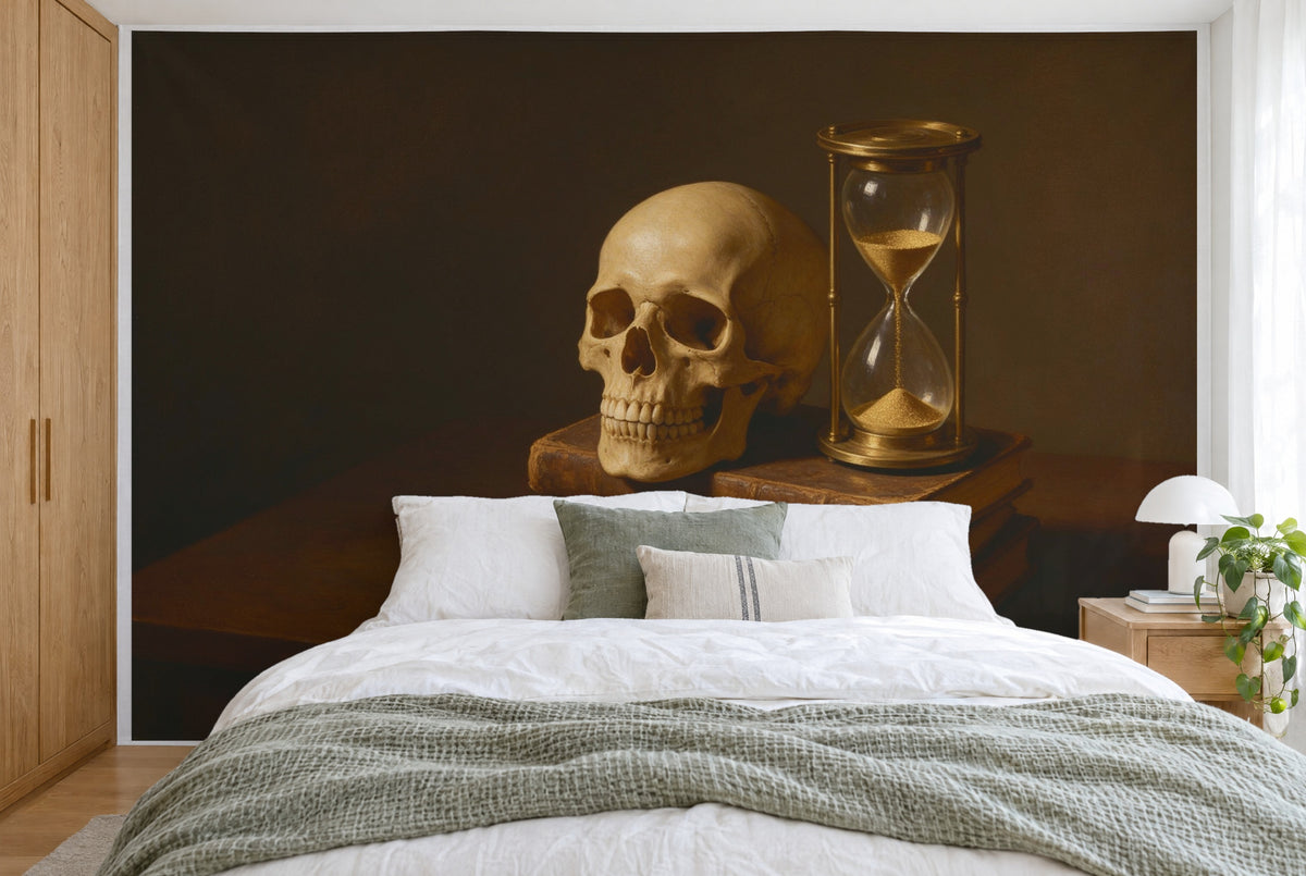 Bedruckter Stoff im XXL-Format: Totenkopf und Sanduhr mittig auf Büchern, dunkelbrauner Grund, wandfüllend hinter dem Bett
