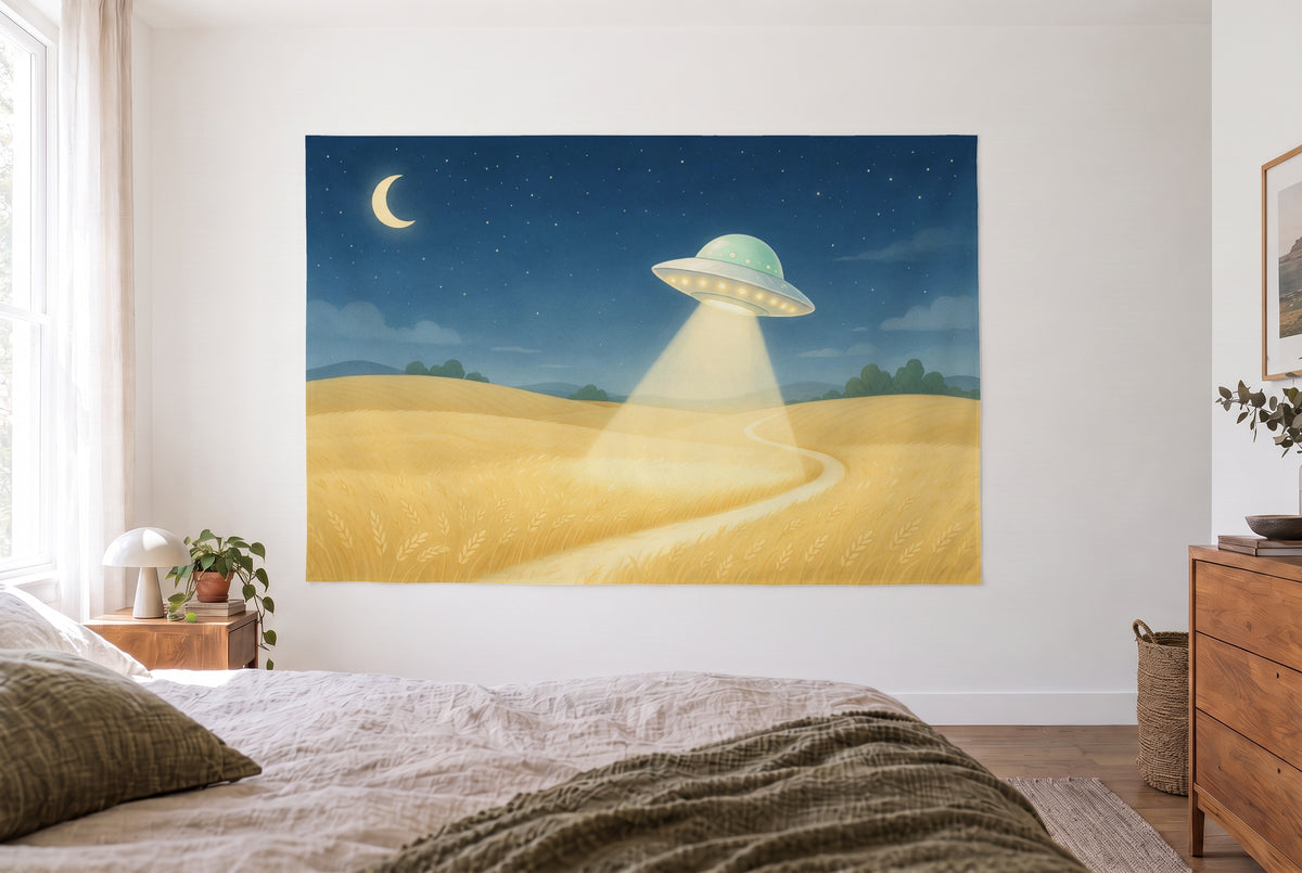 Wandtuch UFO über dem Weizenfeld im hellen Schlafzimmer gegenüber dem Bett, rechts eine Holzkommode – Blau, Gold und Grün