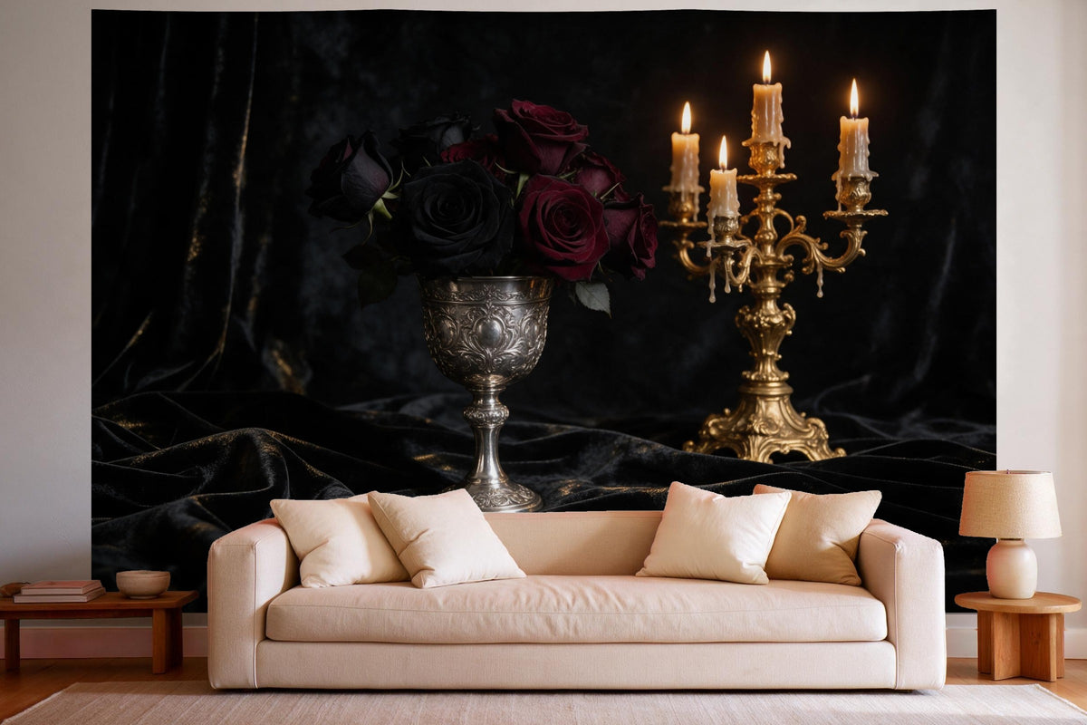 Decoración de pared en un salón luminoso sobre el sofá: tapiz de tela Rosas góticas con candelabro