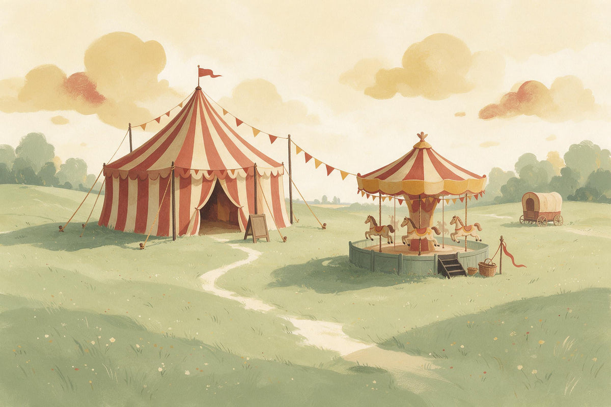 Vintage-Zirkus mit gestreiftem Zelt und Karussell auf der Wiese als Wandtuch, auf Stoff gedruckt – Rot und Grün