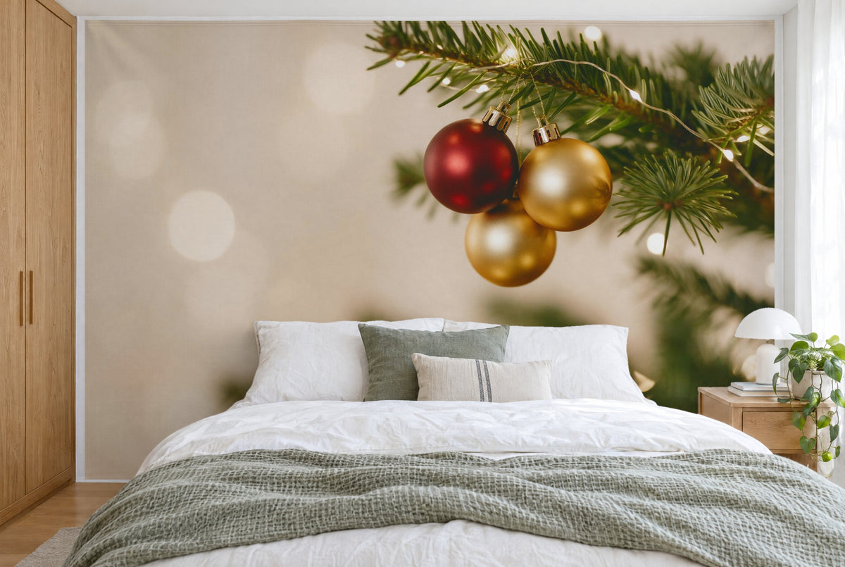 Tissu imprimé XXL : trois boules de Noël à droite sur la branche de sapin, bokeh clair à gauche, mur entier derrière le lit