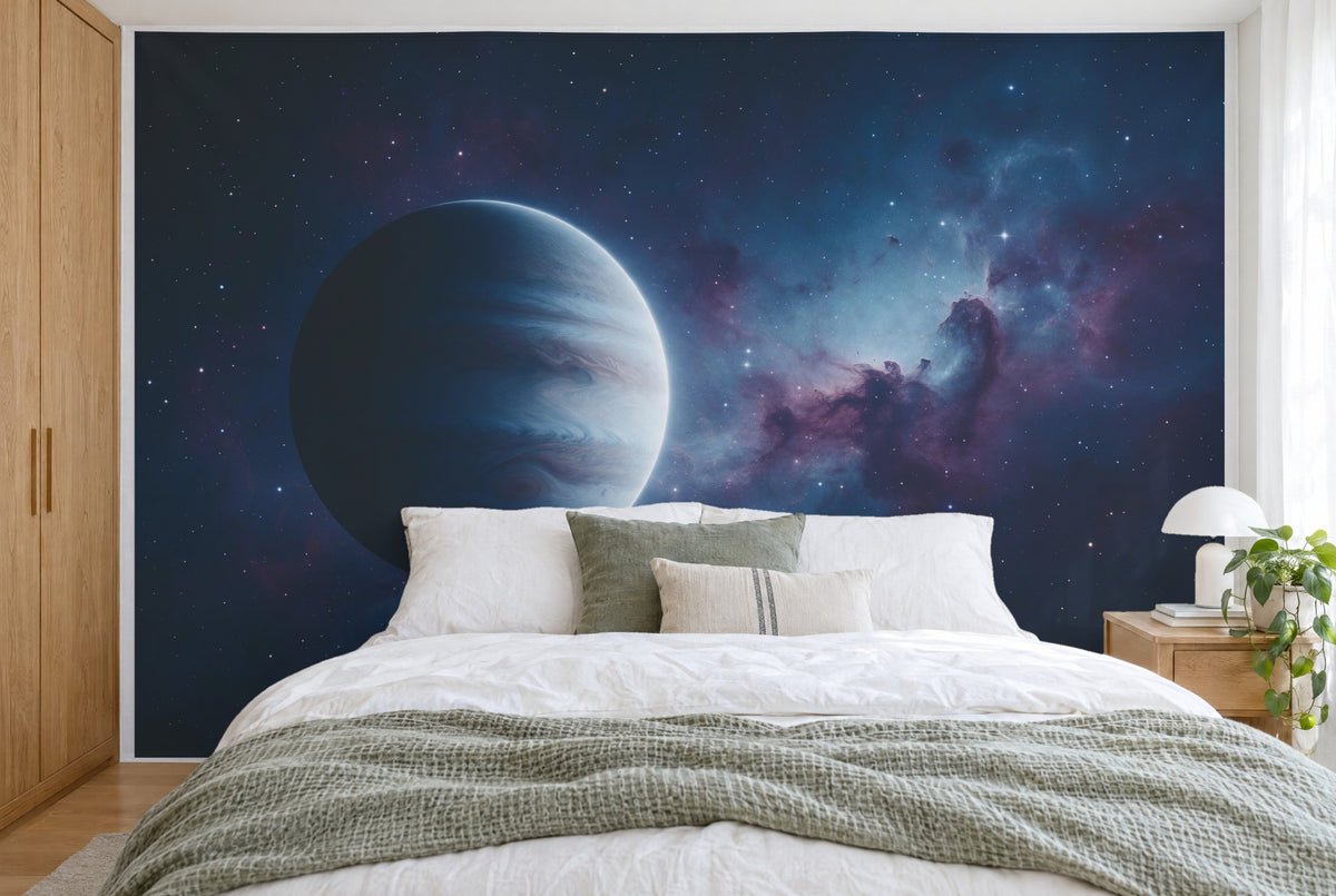 Bedruckter Stoff im XXL-Format: Gasplanet links vor farbigem Nebel und Sternenfeld, wandfüllend hinter dem Bett