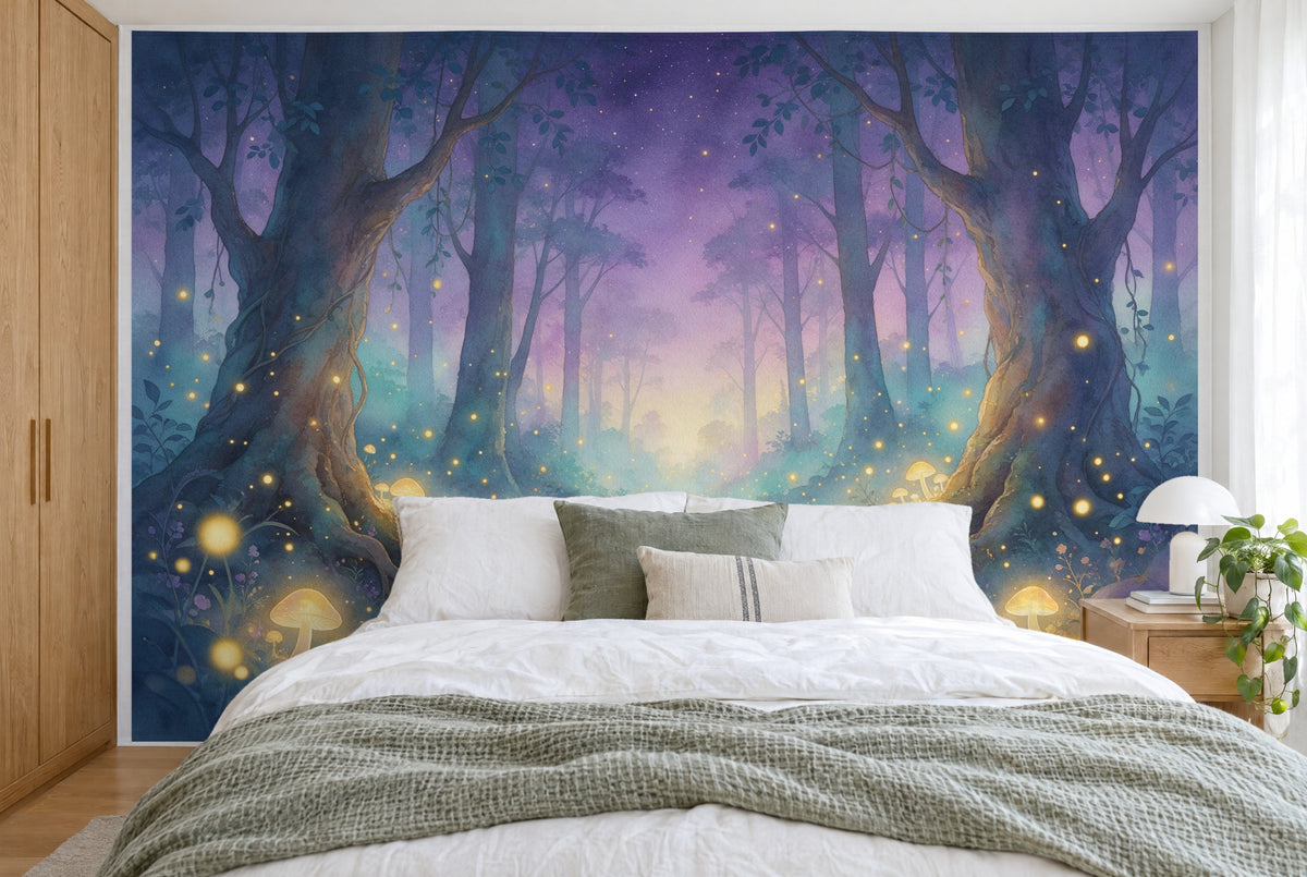 Grande tenture murale Forêt enchantée aux lucioles à l'aquarelle dans la chambre, sur tout le mur derrière le lit – tapisserie en tissu
