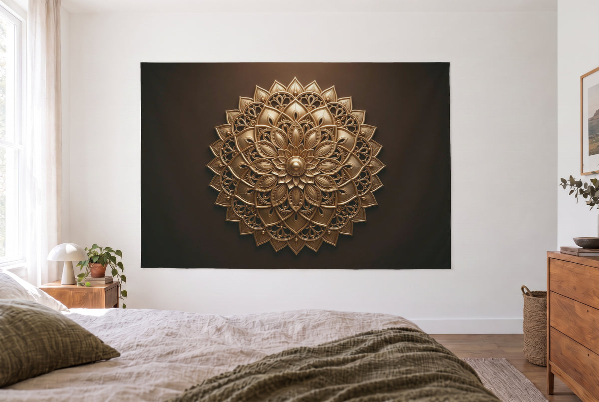 Wandtuch Goldenes Mandala im hellen Schlafzimmer gegenüber dem Bett, rechts eine Holzkommode – Gold und Braun