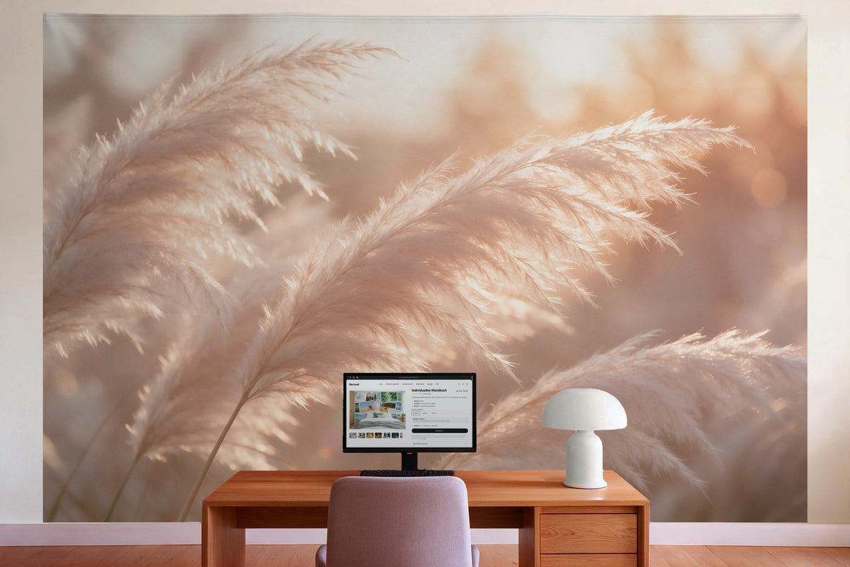 Déco murale dans le bureau derrière la table de travail : tenture murale Herbe de la pampa au soleil doré, imprimée sur tissu