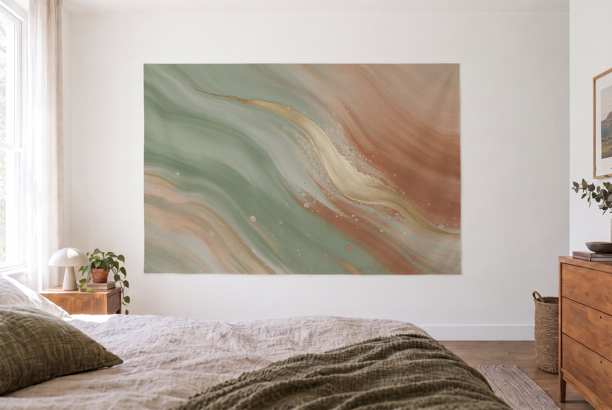 Wandtuch Abstrakte Farbwellen im hellen Schlafzimmer gegenüber dem Bett, rechts eine Holzkommode – Salbei und Terrakotta