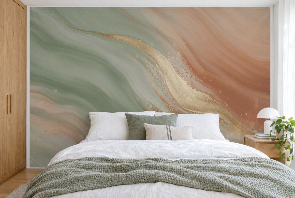 Bedruckter Stoff im XXL-Format: Acryl-Pouring mit goldenem Strom in Grün und Terrakotta, wandfüllend hinter dem Doppelbett