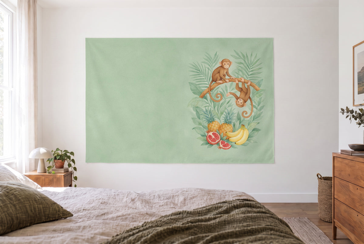 Tenture singes aux fruits tropicaux dans la chambre claire face au lit, commode en bois à droite – vert et jaune