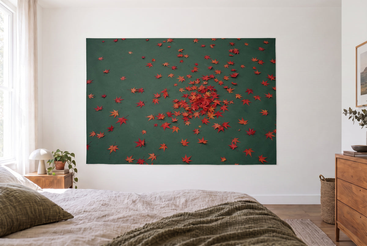 Wandtuch Ahornblätter in Herbstfarben im hellen Schlafzimmer gegenüber dem Bett, rechts eine Holzkommode – Rot und Grün