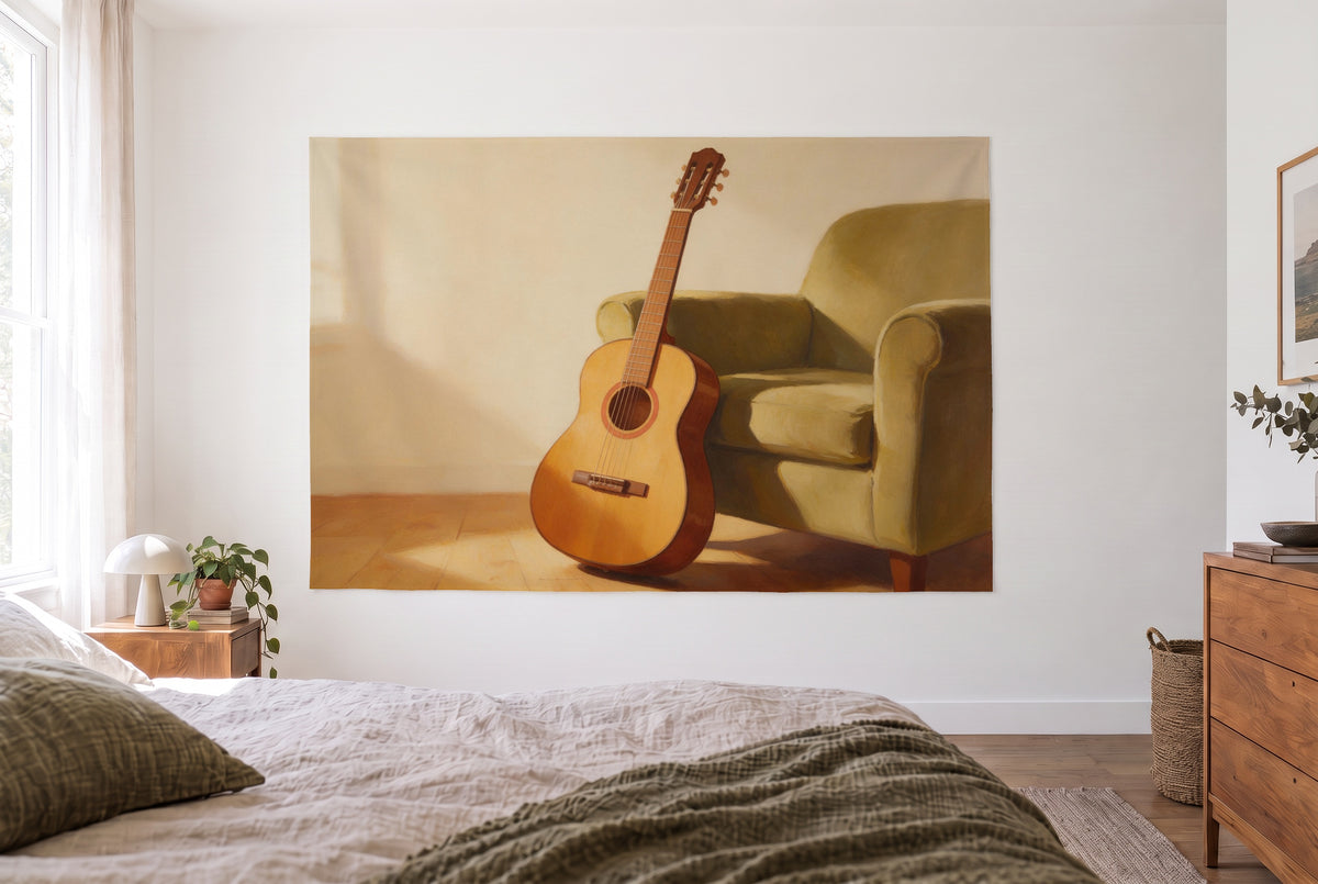 Wandtuch Akustikgitarre am Sessel im hellen Schlafzimmer gegenüber dem Bett, rechts eine Holzkommode – Braun, Grün und Beige