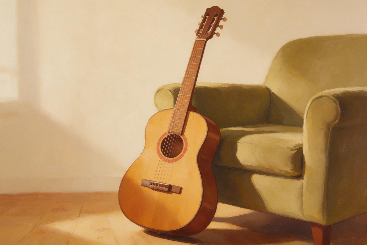 Akustikgitarre aus honigbraunem Holz am olivgrünen Sessel im Fensterlicht, als Wandtuch, auf Stoff gedruckt – Braun und Grün