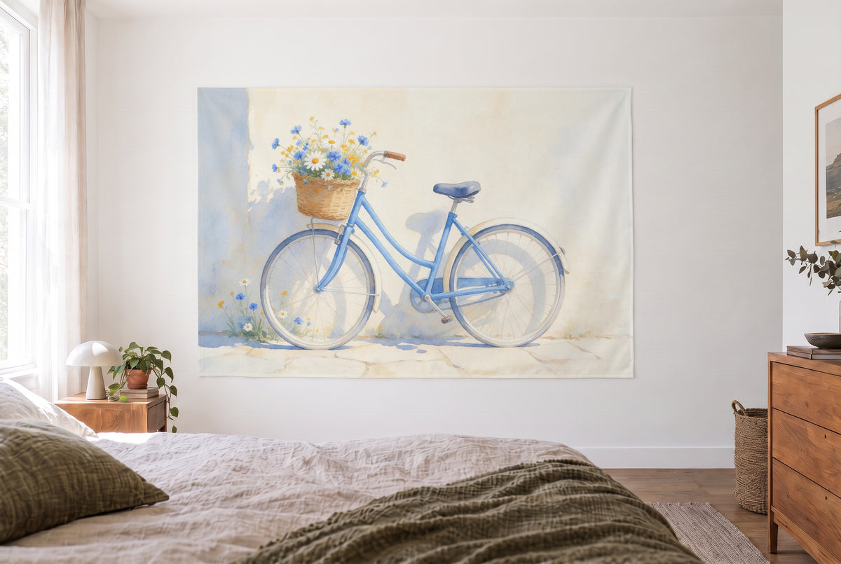 Wandtuch Altes Fahrrad mit Blumenkorb im hellen Schlafzimmer gegenüber dem Bett, rechts eine Holzkommode – Blau und Creme