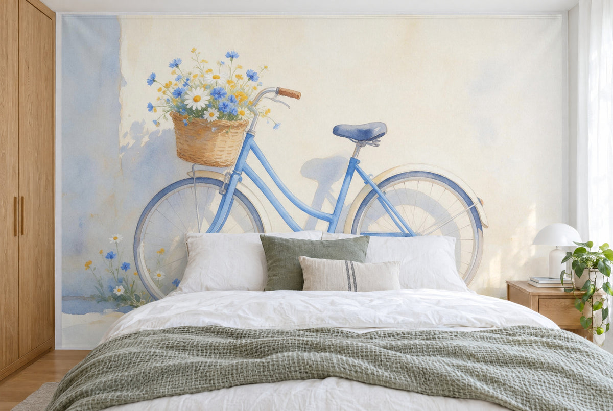 Bedruckter Stoff im XXL-Format: blaues Fahrrad links der Mitte, Blumenkorb oben links, wandfüllend hinter dem Bett
