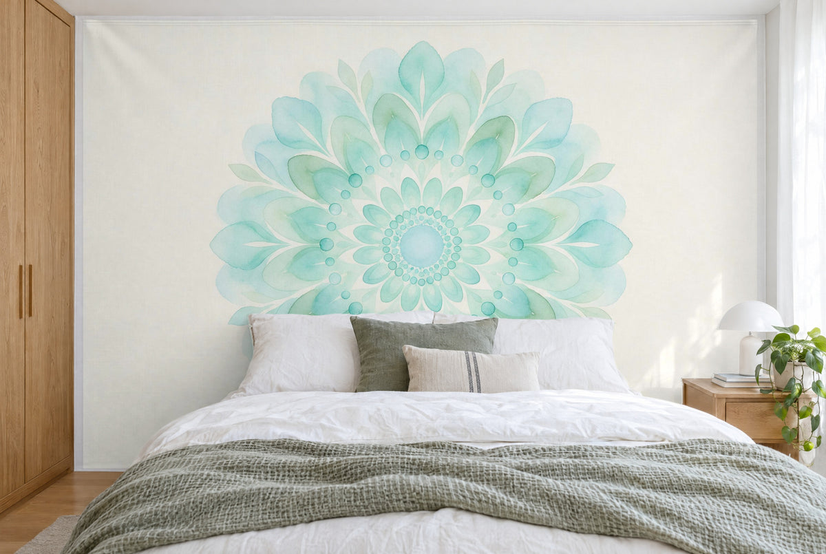 Tela impresa XXL: mandala redondo en acuarela turquesa y salvia en el centro sobre crema, llenando la pared tras la cama