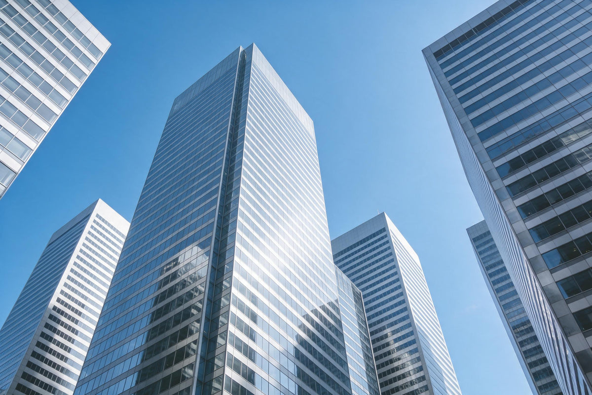 Hohe Glasfassaden moderner Architektur steil von unten im klaren blauen Himmel, als Wandtuch, auf Stoff gedruckt – Blau Grau