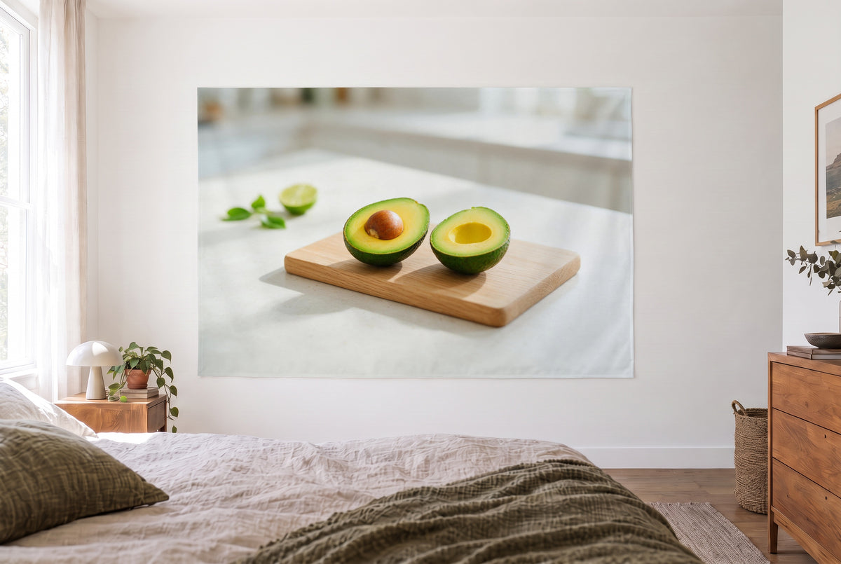 Tapiz mitades de aguacate en dormitorio claro frente a la cama, cómoda de madera a la derecha – verde y amarillo
