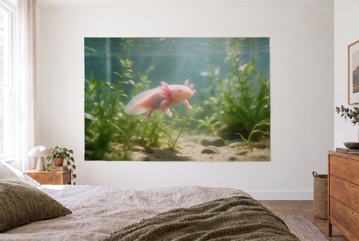 Wandtuch Axolotl im Aquarium im hellen Schlafzimmer gegenüber dem Bett, rechts eine Holzkommode – Rosa und Grün