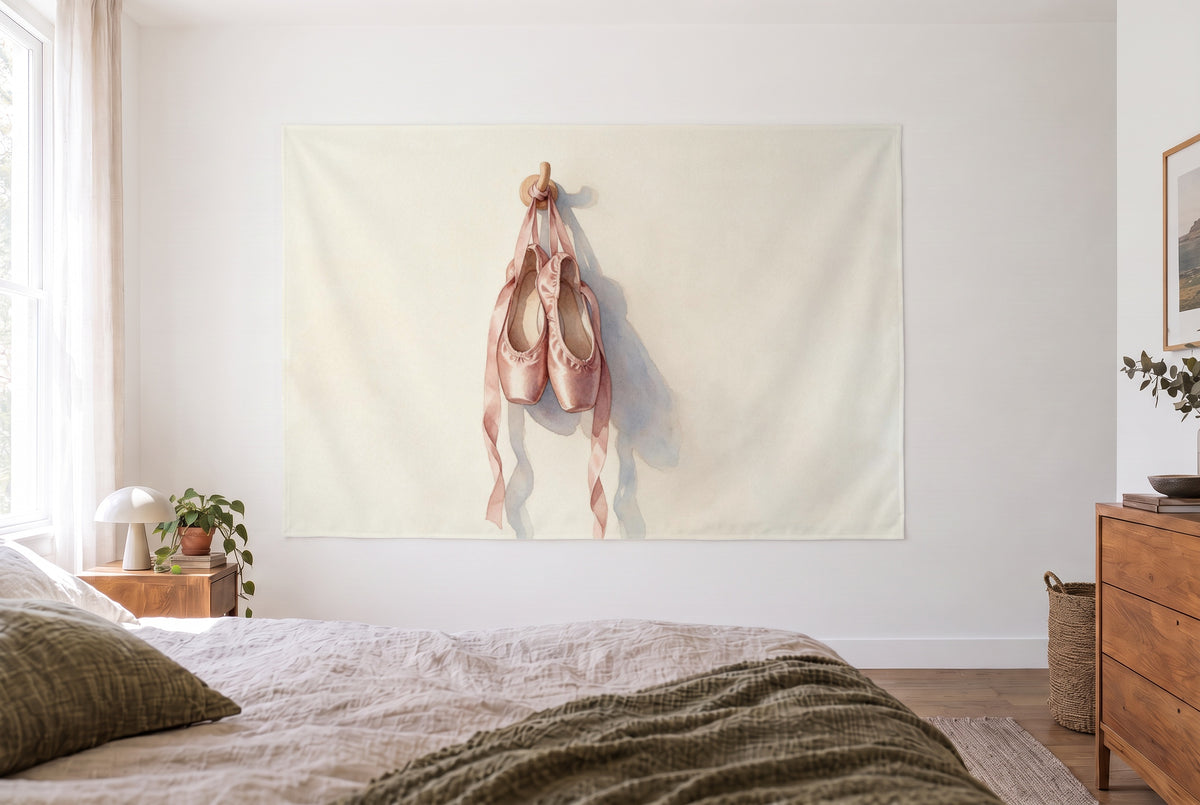 Tapiz zapatillas de ballet en un dormitorio claro frente a la cama, a la derecha una cómoda de madera – rosa, beige y azul