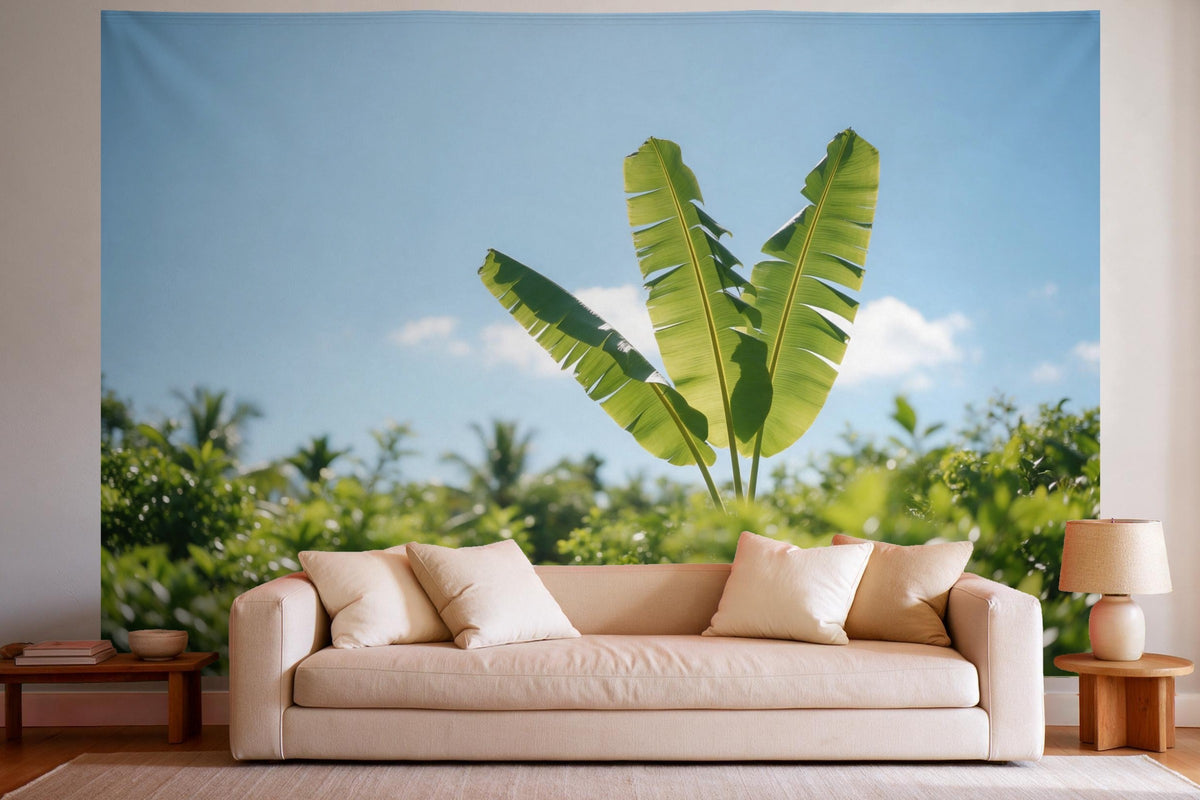 Wandtuch XXL Bananenblätter im Gegenlicht als Wanddeko im hellen Wohnzimmer über dem Sofa