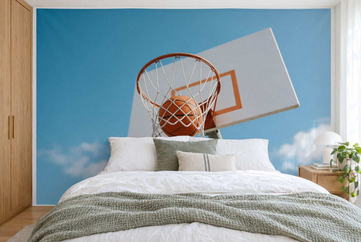 Bedruckter Stoff im XXL-Format: Basketball im Netz mittig, weisses Brett rechts, blauer Himmel, wandfüllend hinter dem Bett