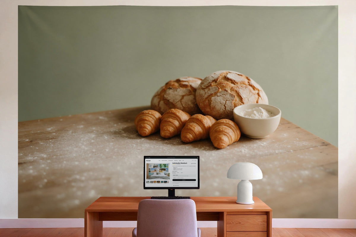 Wanddeko im Büro hinter dem Schreibtisch: Wandtuch Bauernbrot und Croissants, auf Stoff gedruckt