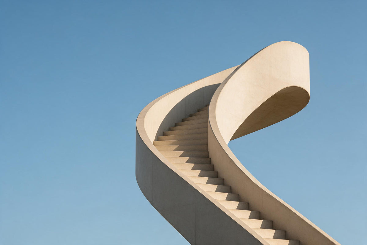 Geschwungene Treppe aus Sichtbeton, moderne Architektur vor blauem Himmel, als Wandtuch, auf Stoff gedruckt – Beige und Blau