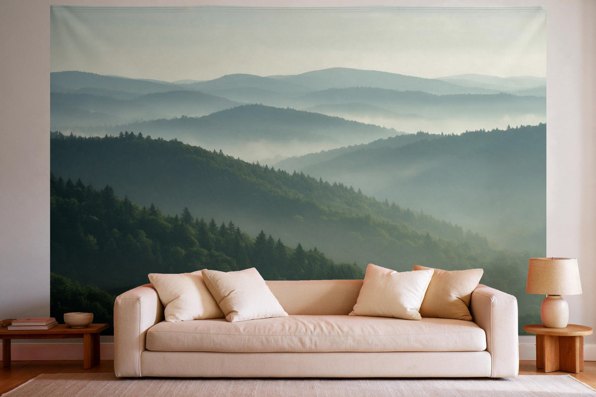 Tapiz de pared XXL Colinas boscosas en capas de bruma como decoración en un salón luminoso sobre el sofá