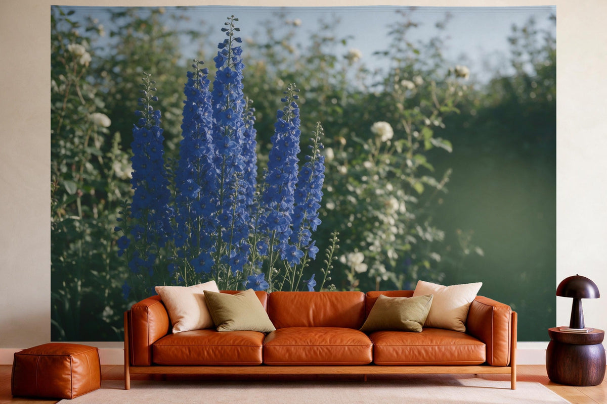 Wandtuch XXL Blauer Rittersporn im Bauerngarten als Wanddeko im gemütlichen Wohnzimmer über dem Ledersofa