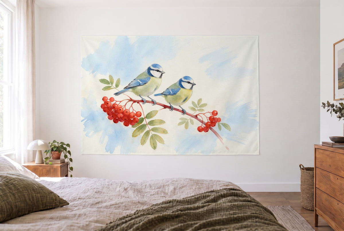Tenture mésanges bleues sur sorbier dans la chambre claire face au lit, commode en bois à droite – bleu et rouge
