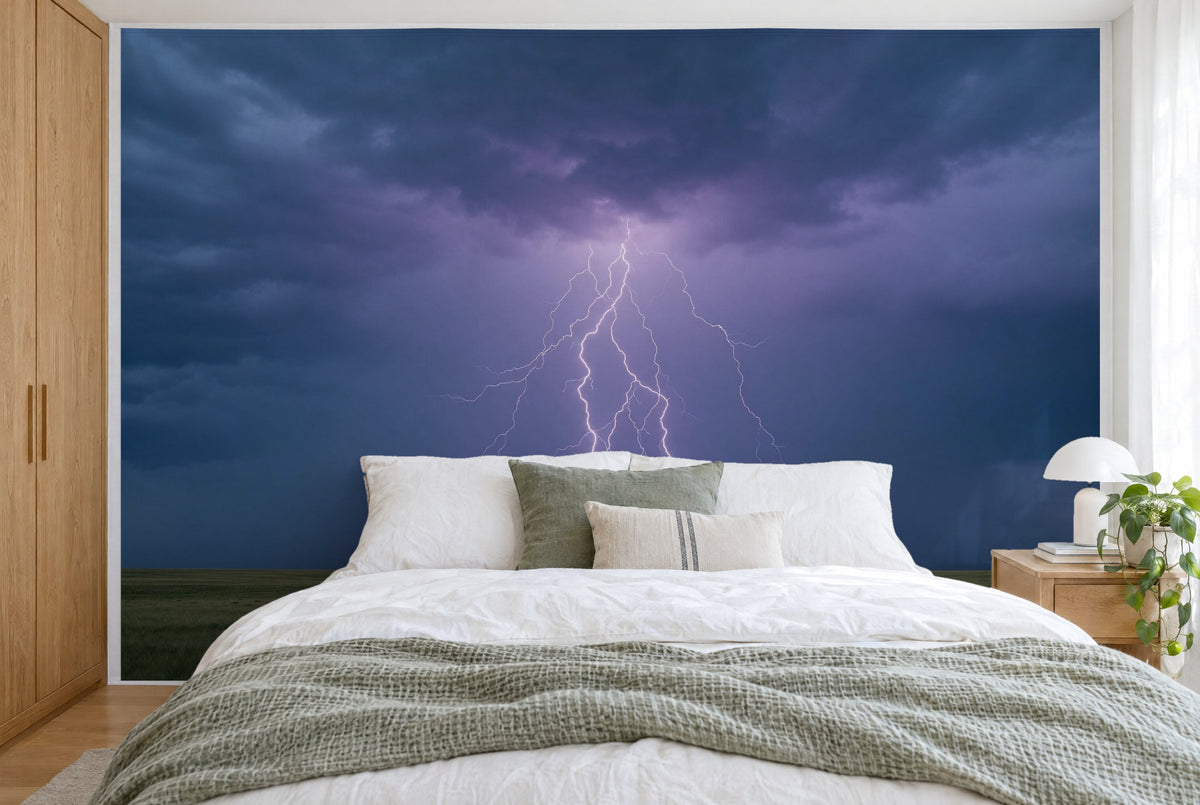 Bedruckter Stoff im XXL-Format: verzweigte Blitze in der Mitte unter violetten Gewitterwolken, wandfüllend hinter dem Bett