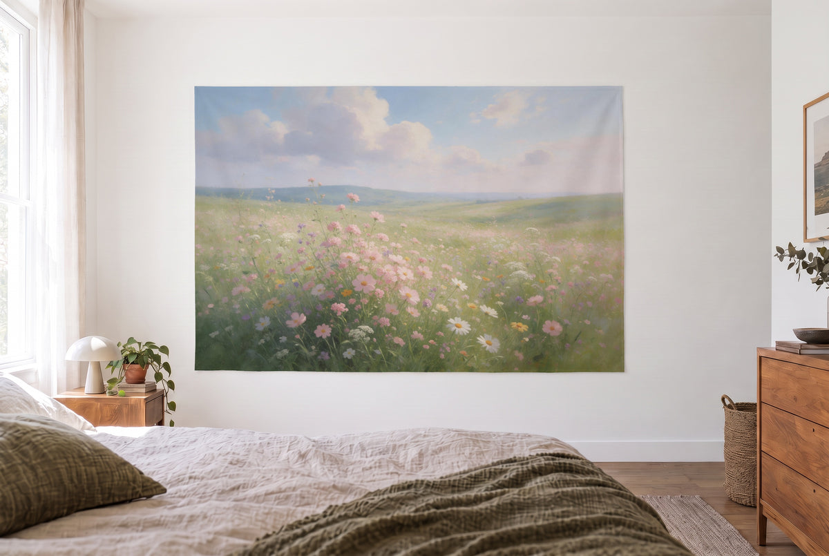 Wandtuch Blumenfeld unter Sommerwolken im hellen Schlafzimmer gegenüber dem Bett, rechts eine Holzkommode – Rosa und Grün
