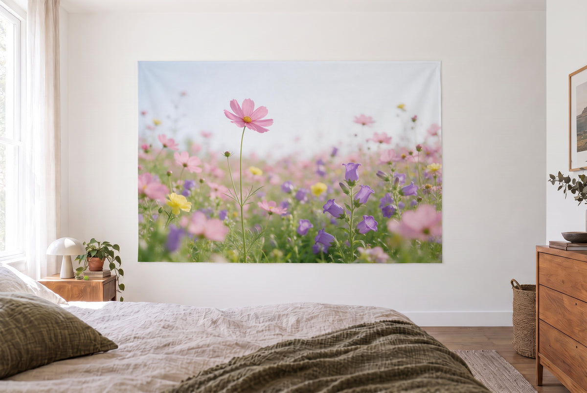 Wandtuch Blumenwiese in Pink und Violett im hellen Schlafzimmer gegenüber dem Bett, rechts eine Holzkommode – Rosa und Grün
