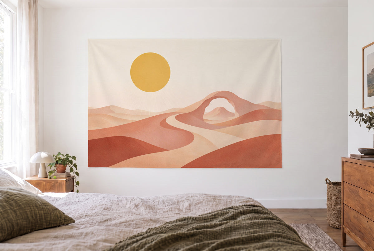 Wandtuch Boho-Sonne im hellen Schlafzimmer gegenüber dem Bett, rechts eine Holzkommode – Terrakotta und Senfgelb