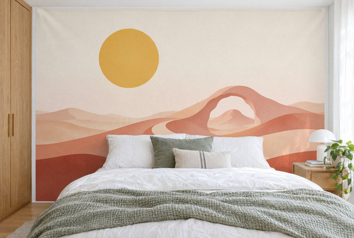 Bedruckter Stoff im XXL-Format: grosse gelbe Sonne über rosa Dünen und Felsbogen, wandfüllend hinter dem Doppelbett