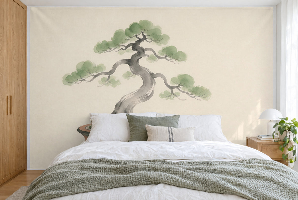 Bedruckter Stoff im XXL-Format: Bonsai-Krone mit grünen Laubpolstern und grauem Stamm links, wandfüllend hinter dem Bett