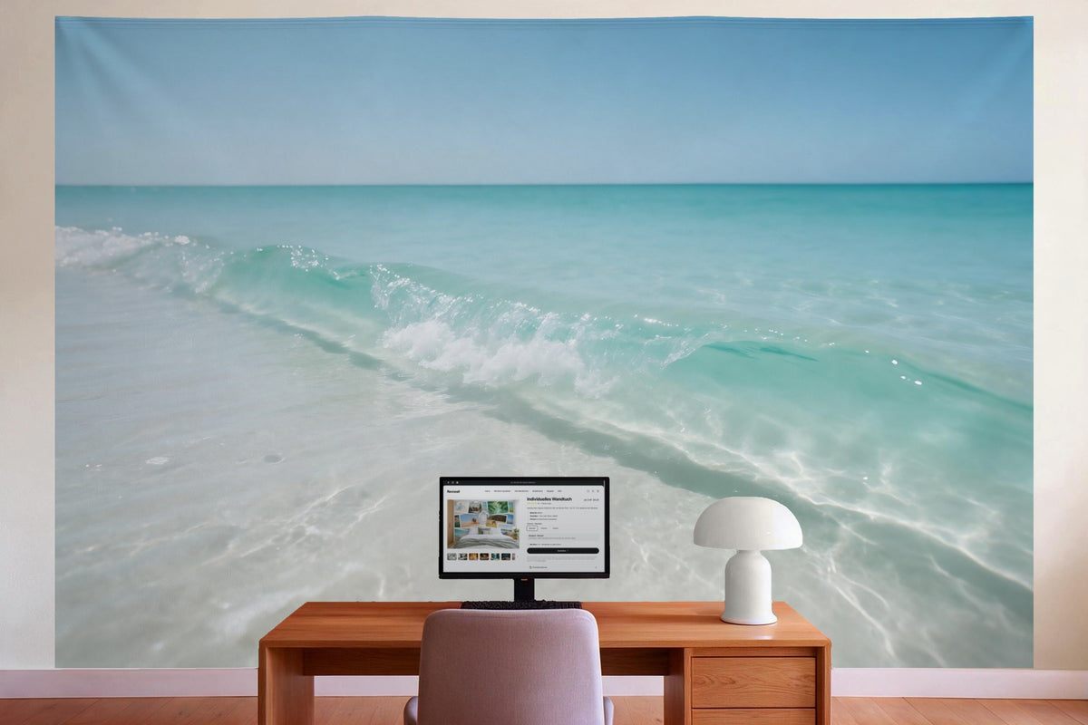 Déco murale dans le bureau derrière la table de travail : tenture murale Vague déferlante sur plage de sable, imprimée sur tissu
