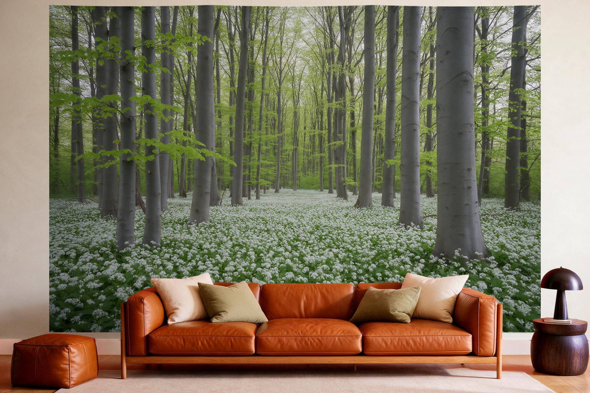 Wandtuch XXL Buchenwald mit Bärlauchblüten als Wanddeko im gemütlichen Wohnzimmer über dem Ledersofa