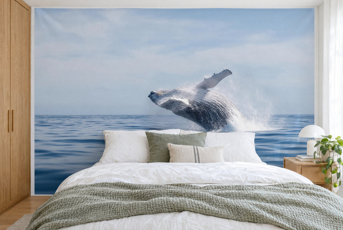 Bedruckter Stoff im XXL-Format: Buckelwal springt rechts der Mitte aus dem Meer, wandfüllend hinter dem Bett