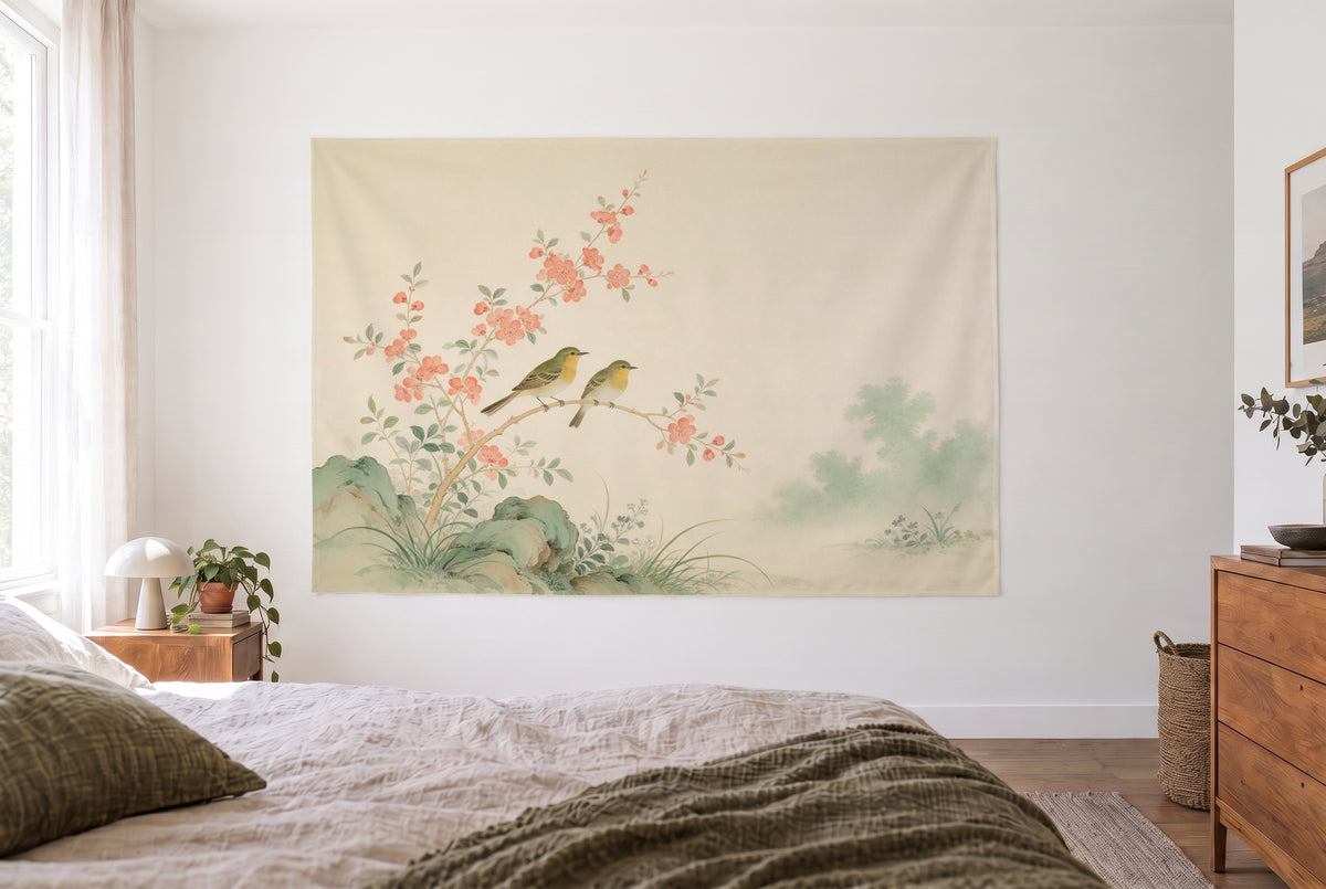 Tapiz jardín chinoiserie con pájaros en el dormitorio frente a la cama, cómoda de madera a la derecha – verde y rosa