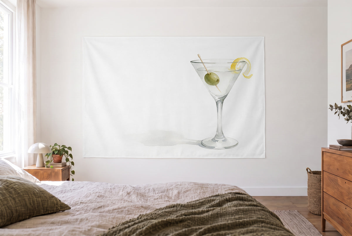 Wandtuch Cocktailglas mit Olive im hellen Schlafzimmer gegenüber dem Bett, rechts eine Holzkommode – Grün, Gelb und Grau