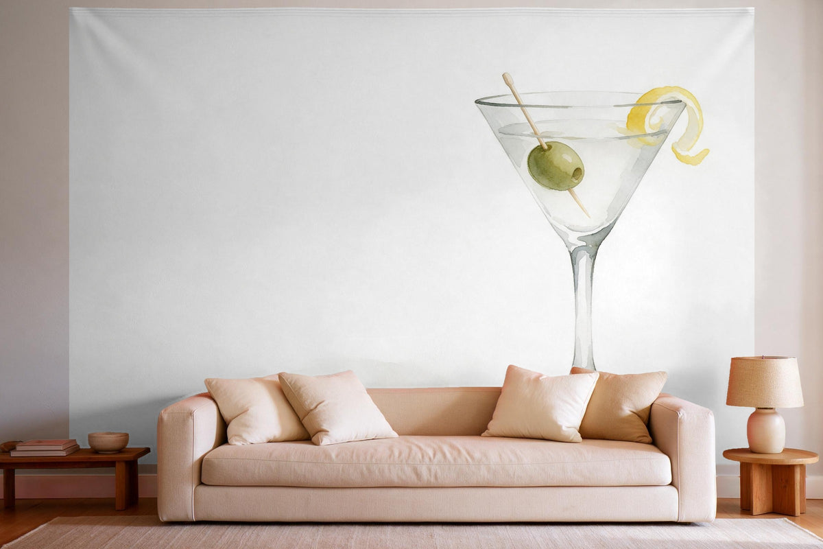 Wandtuch XXL Cocktailglas mit Olive als Wanddeko im hellen Wohnzimmer über dem Sofa