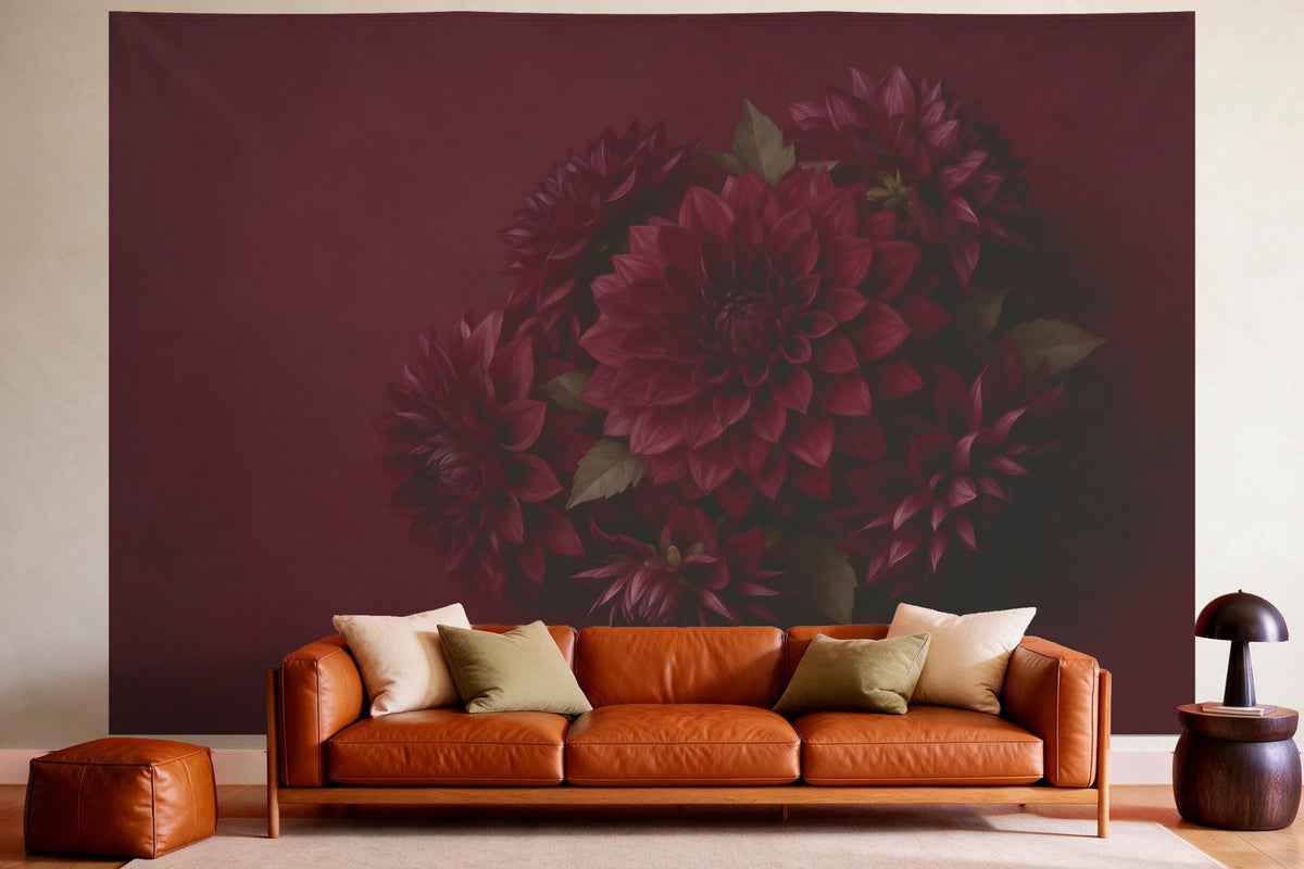 Wandtuch XXL Dunkle Dahlien in Burgund als Wanddeko im gemütlichen Wohnzimmer über dem Ledersofa