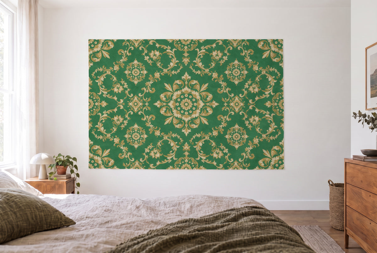 Wandtuch Damastmuster in Smaragd und Gold im hellen Schlafzimmer gegenüber dem Bett, rechts eine Holzkommode – Grün und Gold