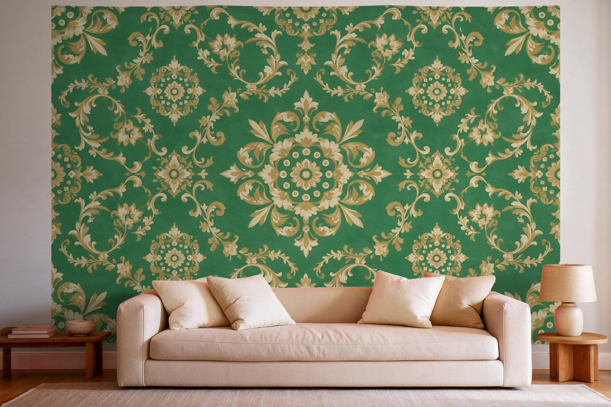 Déco murale dans un salon lumineux au-dessus du canapé : tenture murale Motif damassé émeraude et or, imprimée sur tissu